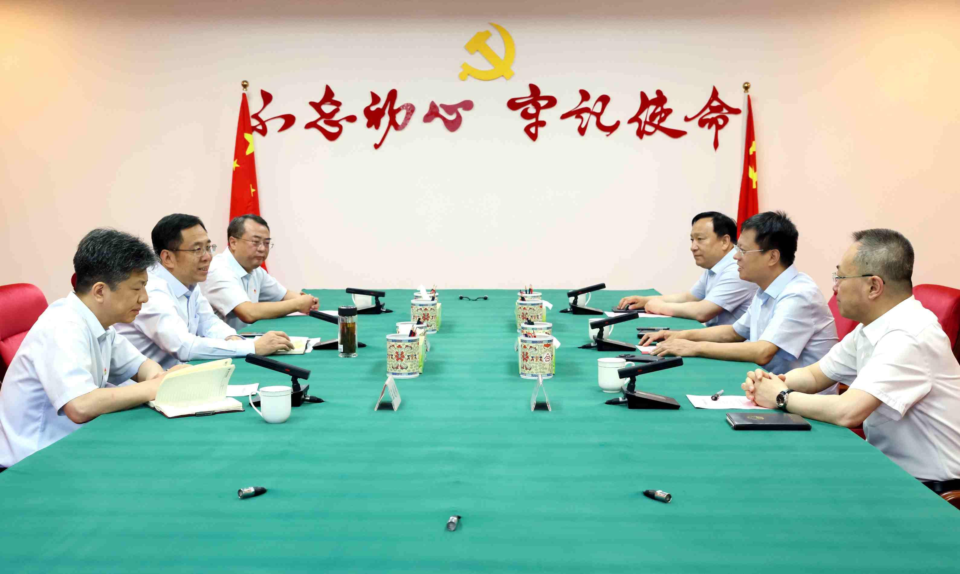 省農商行黨委書記任凱與臨汾市委副書記、市長王延峰一行舉行會談